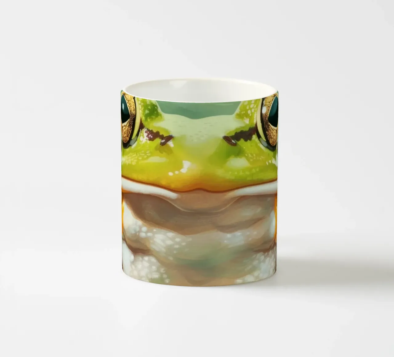 Rana verde seduta su una superficie liscia con occhi suggestivi tazza in ceramica da DesignDoodle