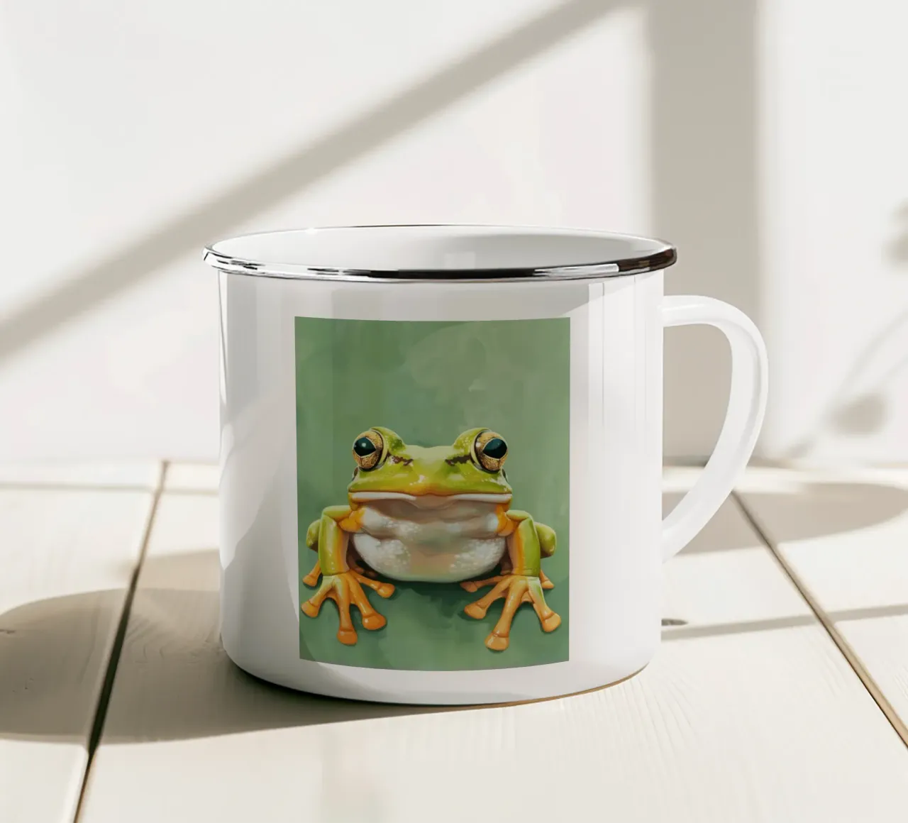 Rana verde seduta su una superficie liscia con occhi suggestivi tazza in smalto da DesignDoodle