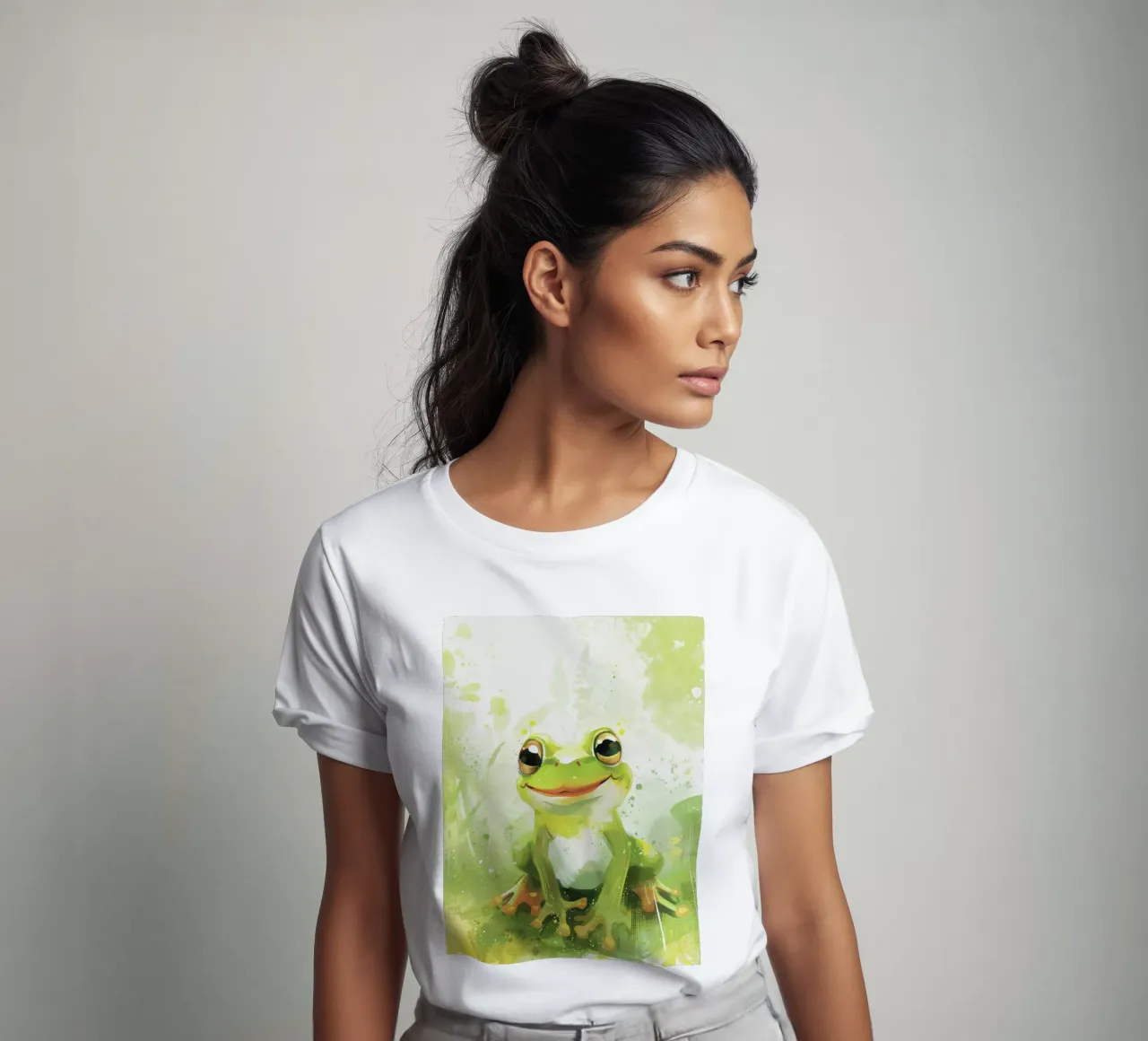 Rana verde seduta sull'erba con espressione allegra t-shirt da DesignDoodle
