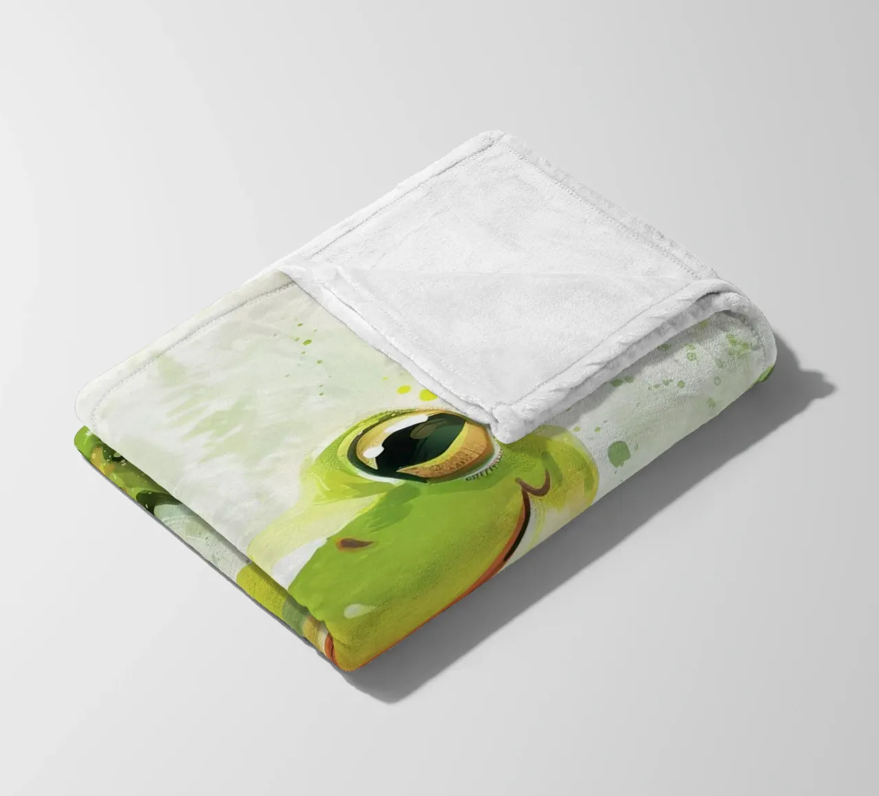 Rana verde seduta sull'erba con espressione allegra coperta in pile da DesignDoodle