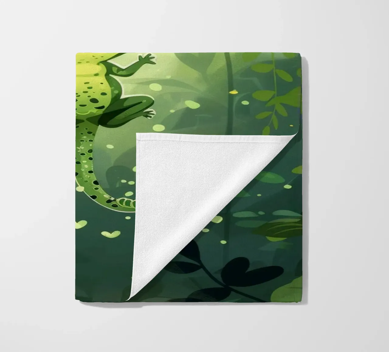 Kikker in weelderig regenwoud met doorvallend licht strandhanddoek van DesignDoodle