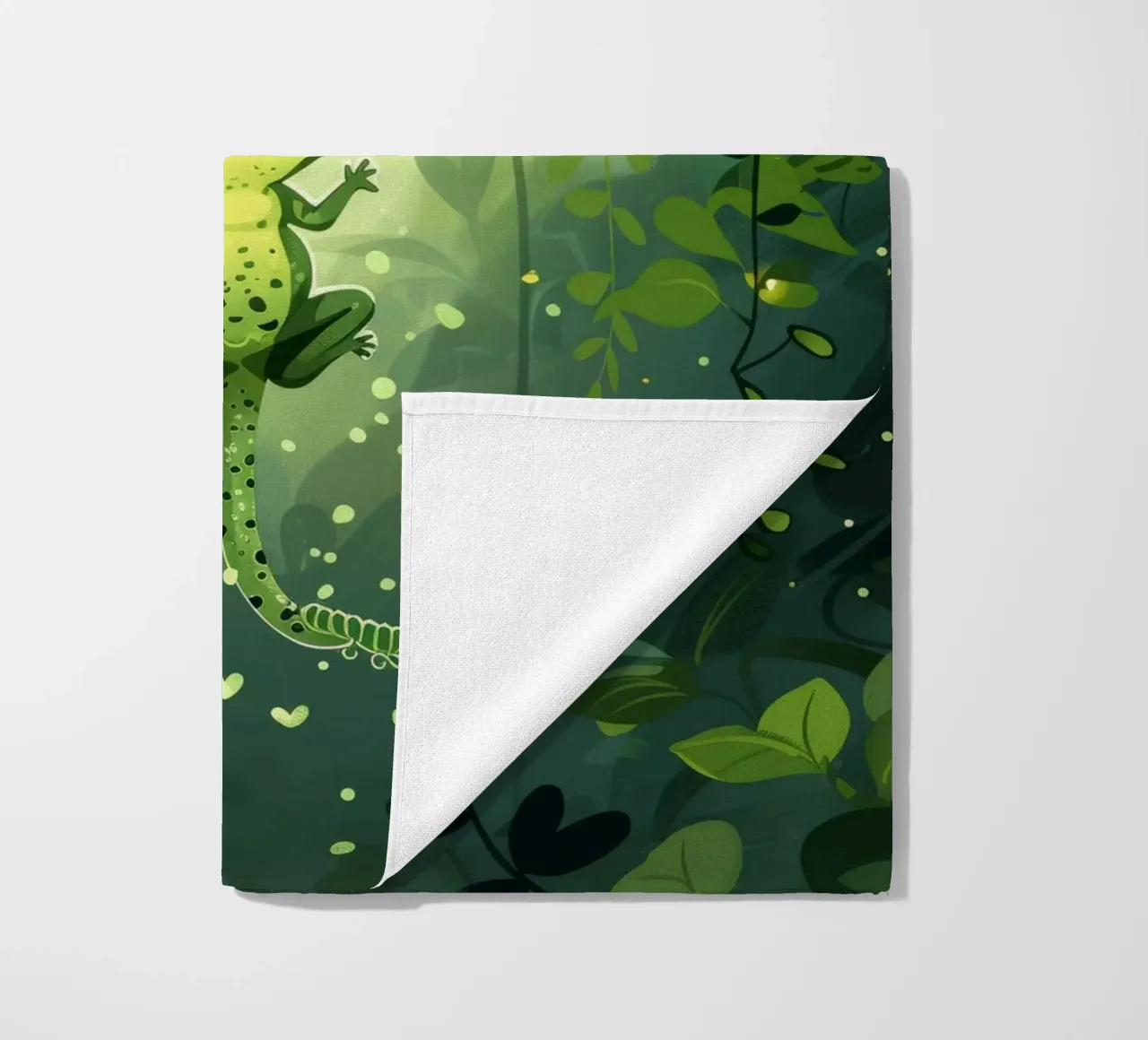 Kikker in weelderig regenwoud met doorvallend licht strandhanddoek van DesignDoodle