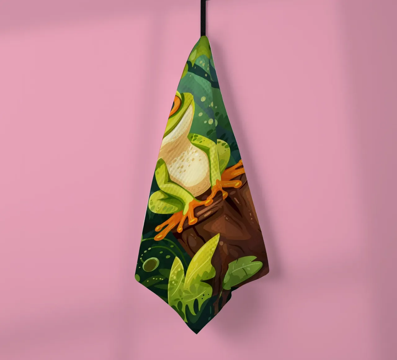 Grenouille vert vif perchée sur une souche d'arbre entourée d'une végétation luxuriante. torchon de DesignDoodle