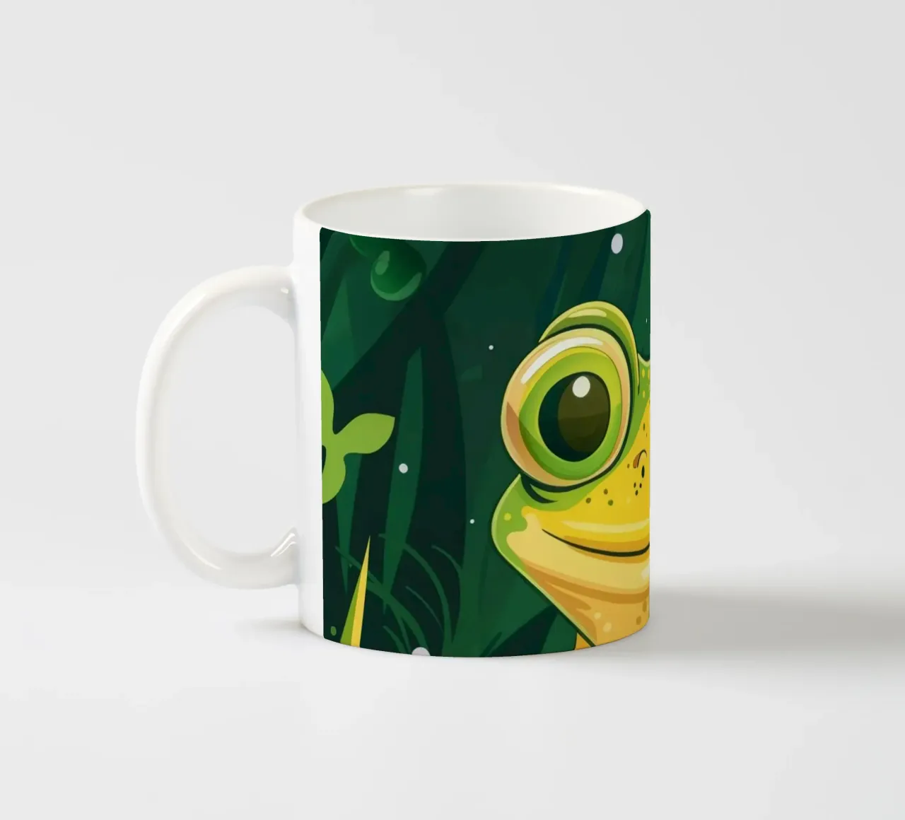 Niedlicher Cartoon-Frosch mit leuchtenden Augen, der in üppigem Grün sitzt Keramik Tasse von DesignDoodle