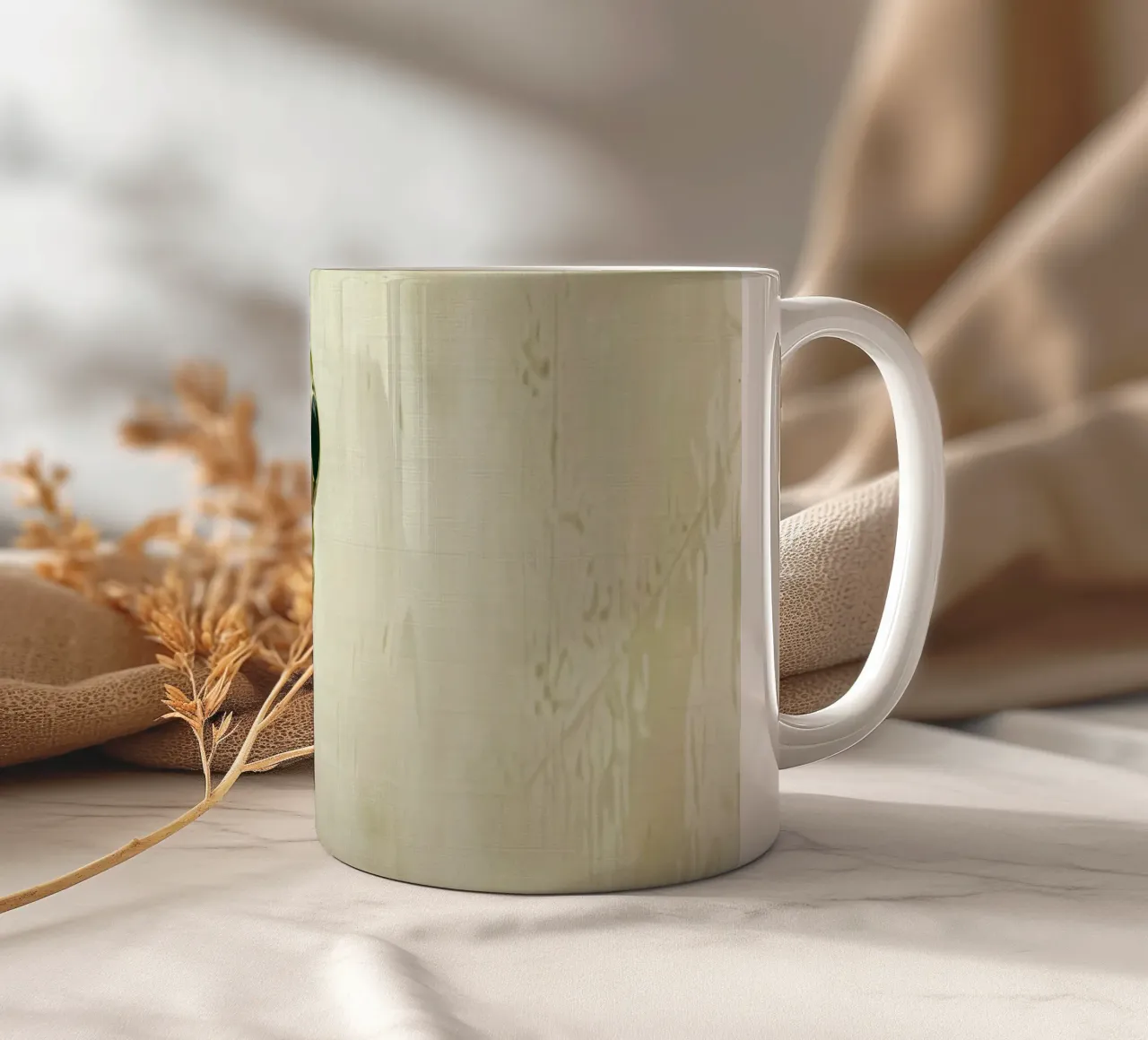 Rana verde arrampicatrice che si riposa sulla corteccia di un albero in un'area riparata tazza in ceramica da DesignDoodle