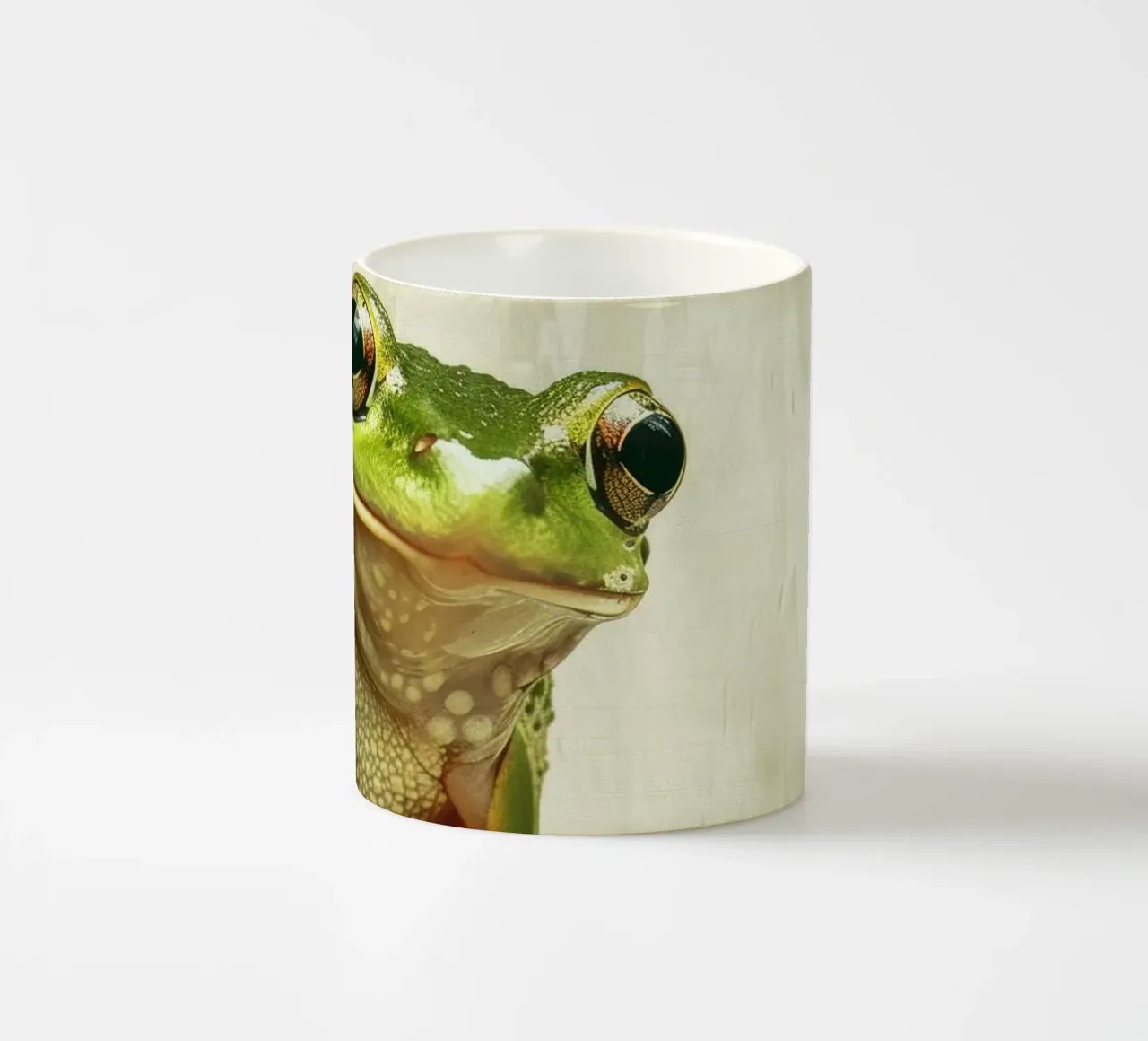 Rana verde arrampicatrice che si riposa sulla corteccia di un albero in un'area riparata tazza in ceramica da DesignDoodle