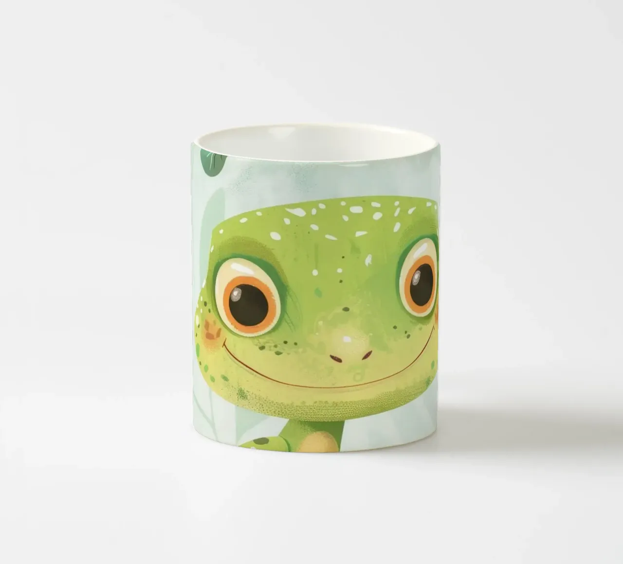 Vrolijke groene hagedis rustend op een tak te midden van gebladerte keramische mok van DesignDoodle