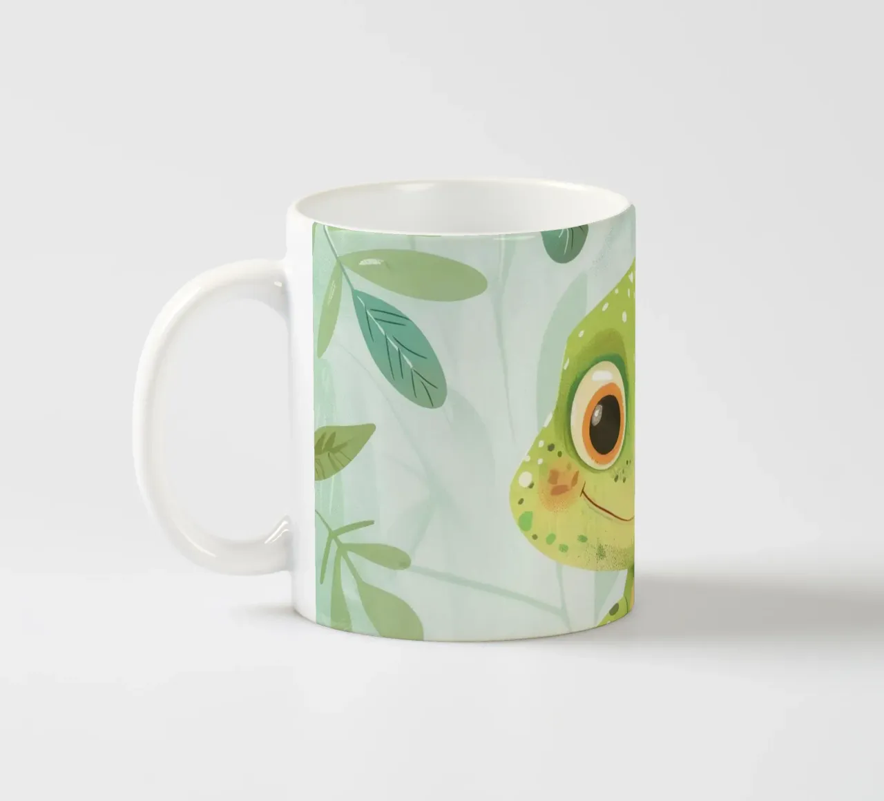 Vrolijke groene hagedis rustend op een tak te midden van gebladerte keramische mok van DesignDoodle