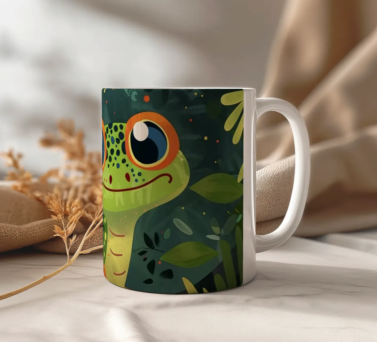 Un vivace geco dei cartoni animati annidato tra le foglie in una lussureggiante foresta pluviale tazza in ceramica da DesignDoodle
