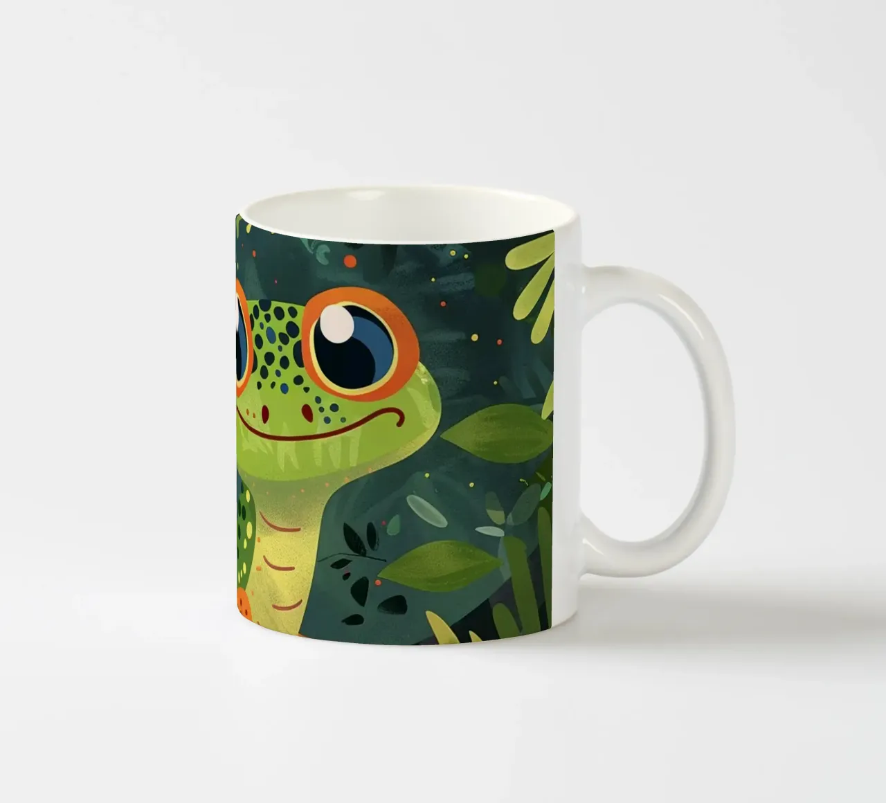 Un vivace geco dei cartoni animati annidato tra le foglie in una lussureggiante foresta pluviale tazza in ceramica da DesignDoodle