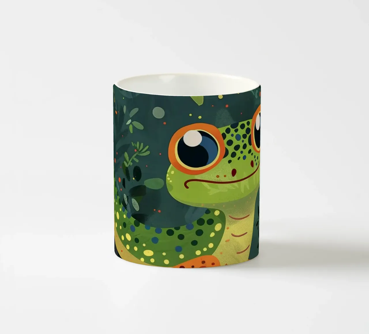 Un vivace geco dei cartoni animati annidato tra le foglie in una lussureggiante foresta pluviale tazza in ceramica da DesignDoodle