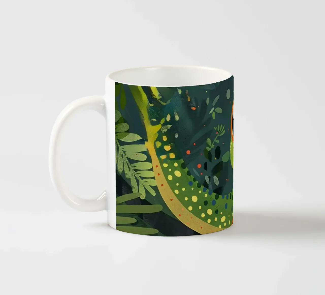 Un vivace geco dei cartoni animati annidato tra le foglie in una lussureggiante foresta pluviale tazza in ceramica da DesignDoodle