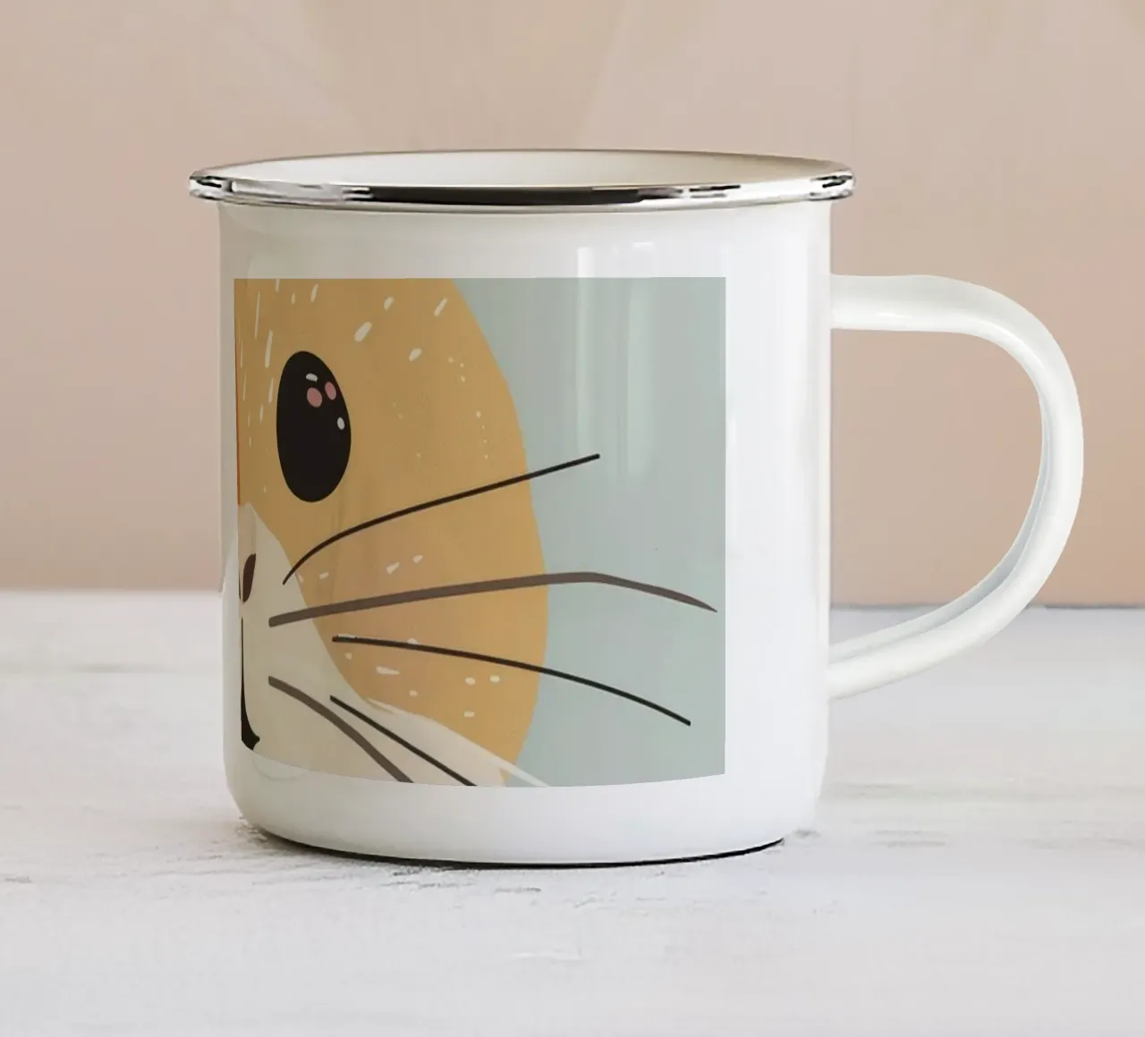 Simpatico criceto dei cartoni animati con occhi espressivi e morbida pelliccia tazza in smalto da DesignDoodle
