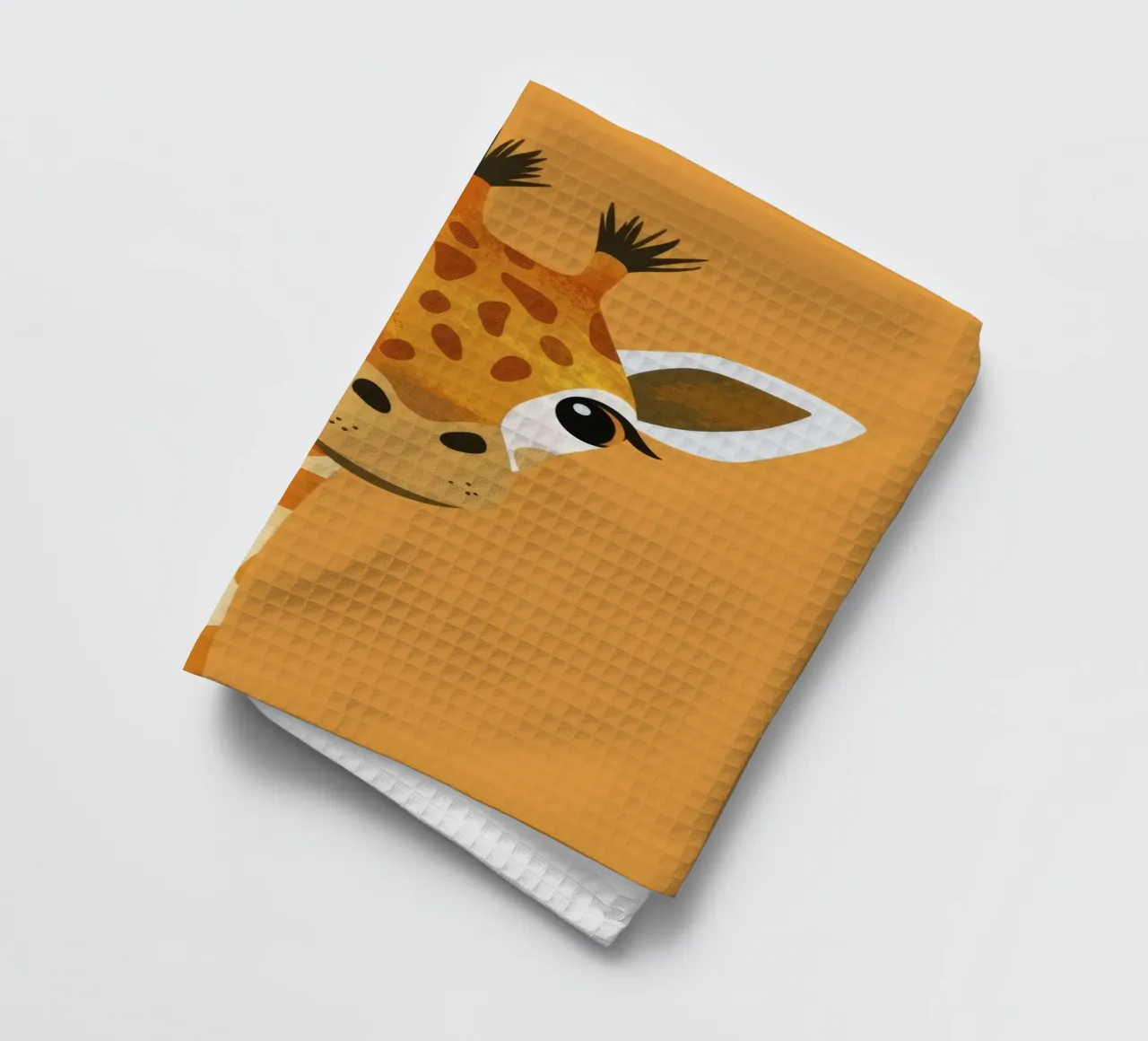 Giraffe mit großem Lächeln vor warmem Hintergrund Geschirrtuch von DesignDoodle