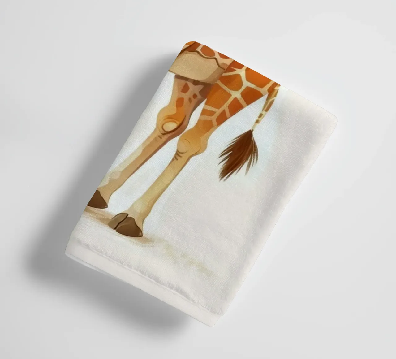 Giraffenfigur stehend mit neugierigem Blick Handtuch von DesignDoodle
