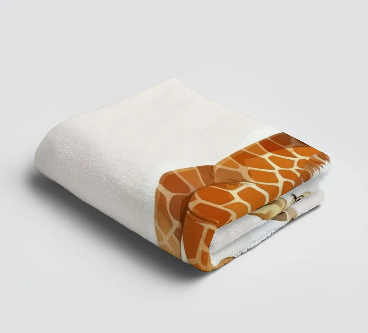 Giraffenfigur stehend mit neugierigem Blick Handtuch von DesignDoodle