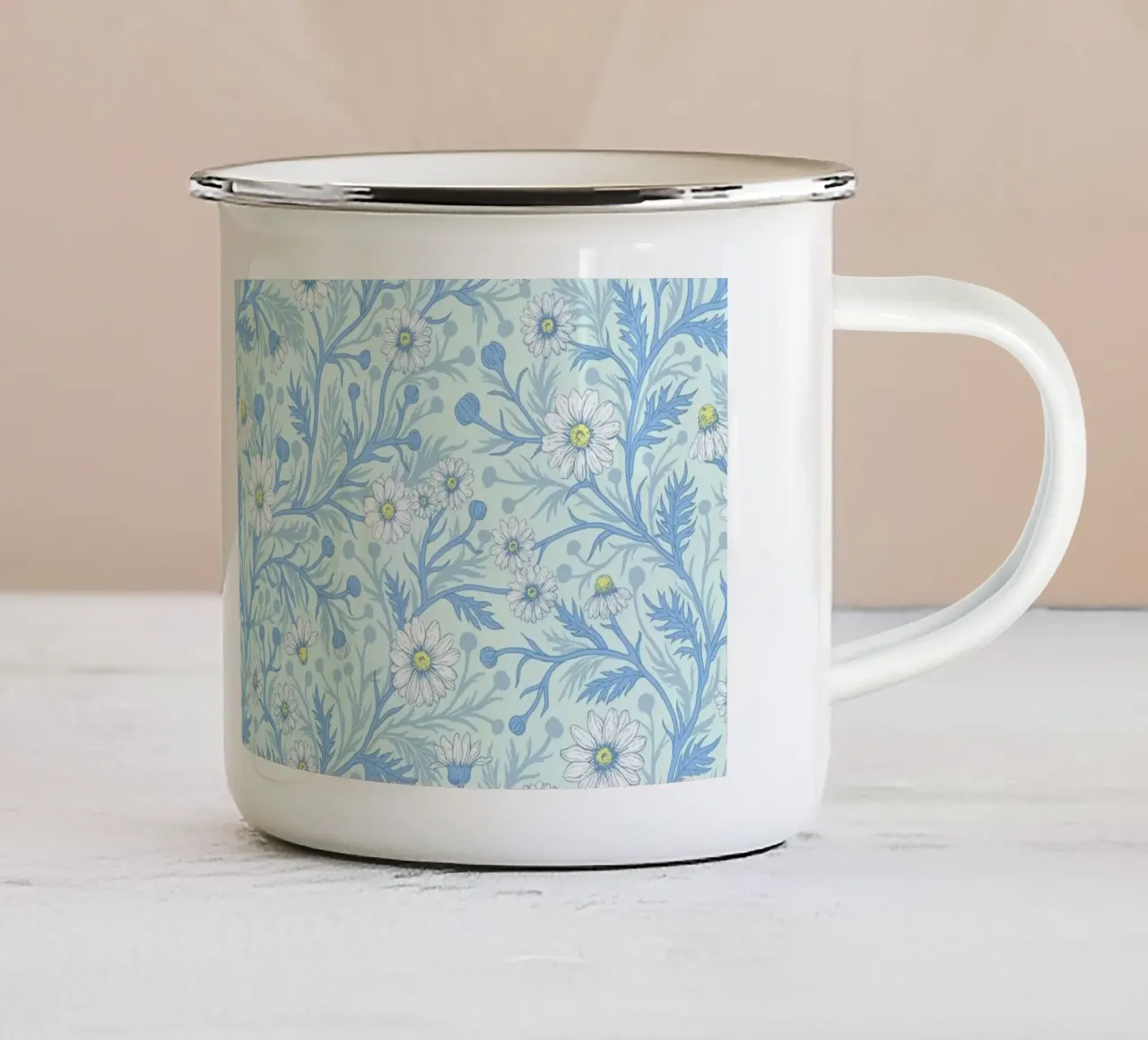 Margherite bianche e blu su vetro di mare tazza in smalto da Painted Nature