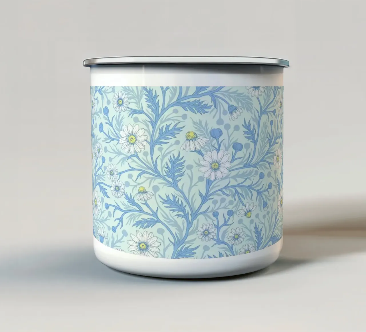 Margherite bianche e blu su vetro di mare tazza in smalto da Painted Nature