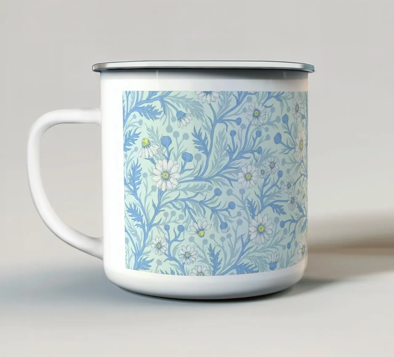 Margherite bianche e blu su vetro di mare tazza in smalto da Painted Nature