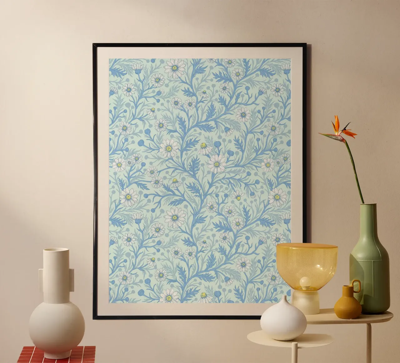 Margherite bianche e blu su vetro di mare poster con telaio in alluminio da Painted Nature