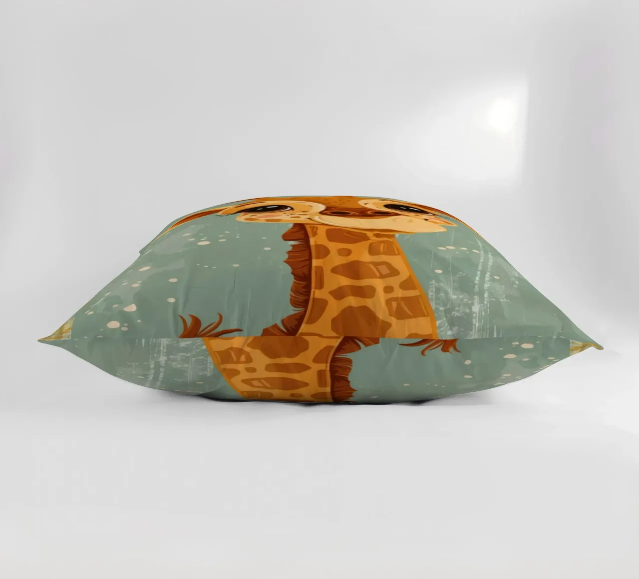 Un'amichevole giraffa con grandi occhi sorride in un semplice sfondo cuscino da DesignDoodle