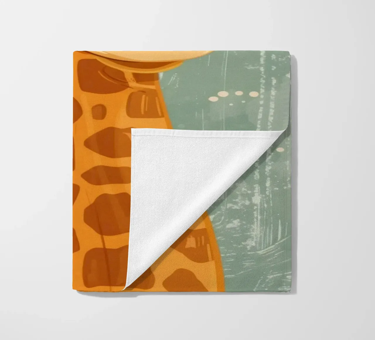 Un'amichevole giraffa con grandi occhi sorride in un semplice sfondo telo mare da DesignDoodle