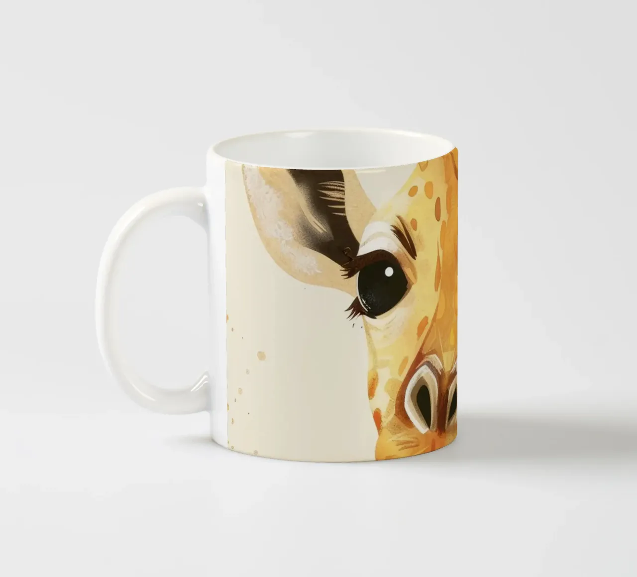 Ritratto di una giraffa sorridente con occhi grandi tazza in ceramica da DesignDoodle