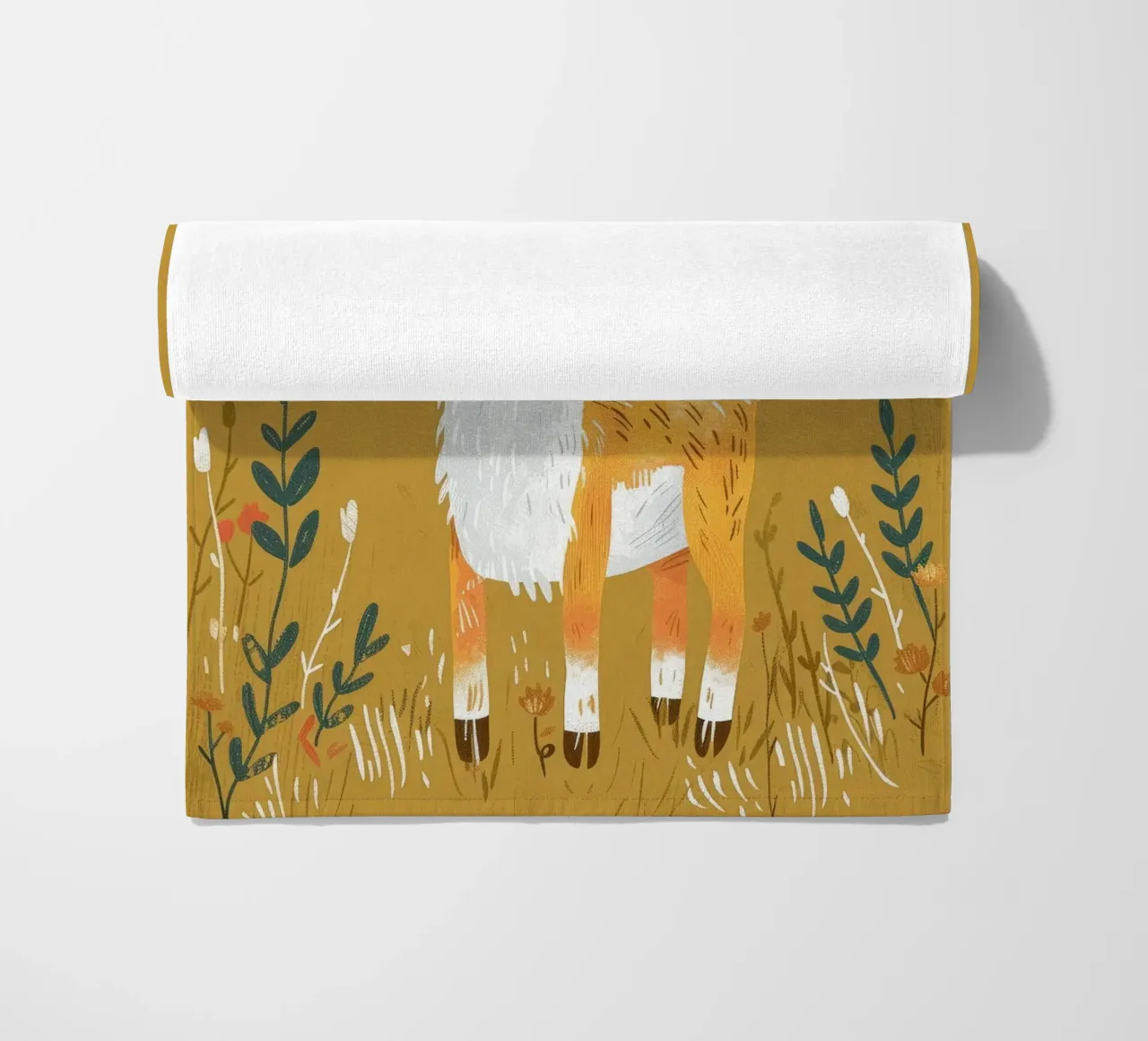 La capra si trova in mezzo all'erba alta in un ambiente decorativo di terra. telo mare da DesignDoodle