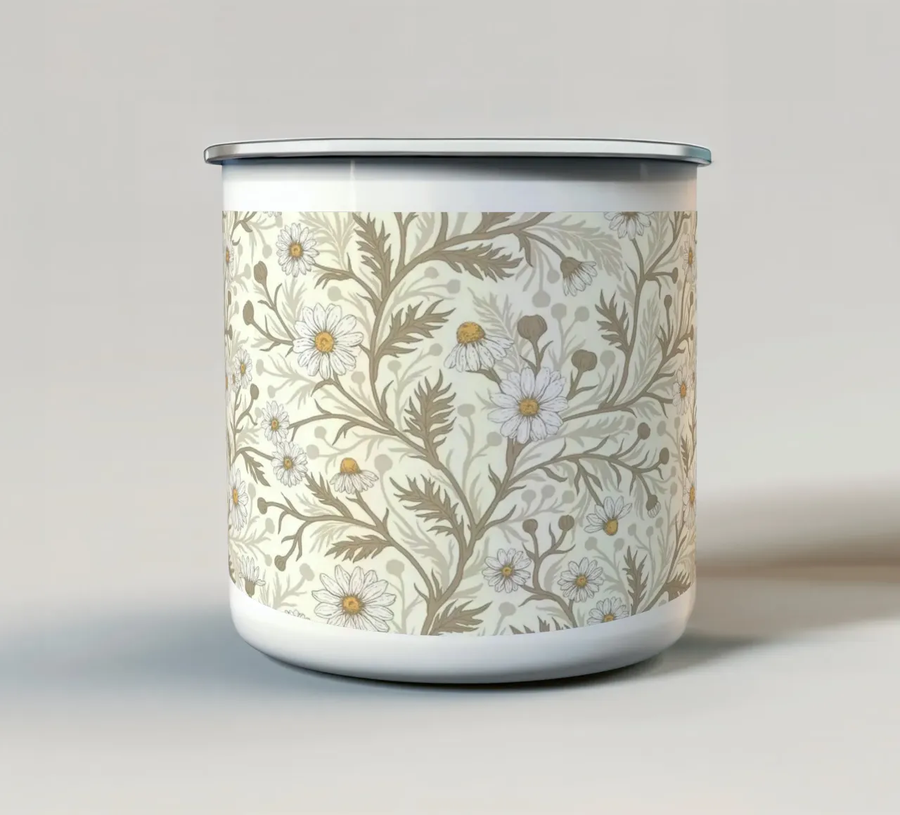 Madeliefjes in wit en bruin op gebroken wit emaille mok van Painted Nature