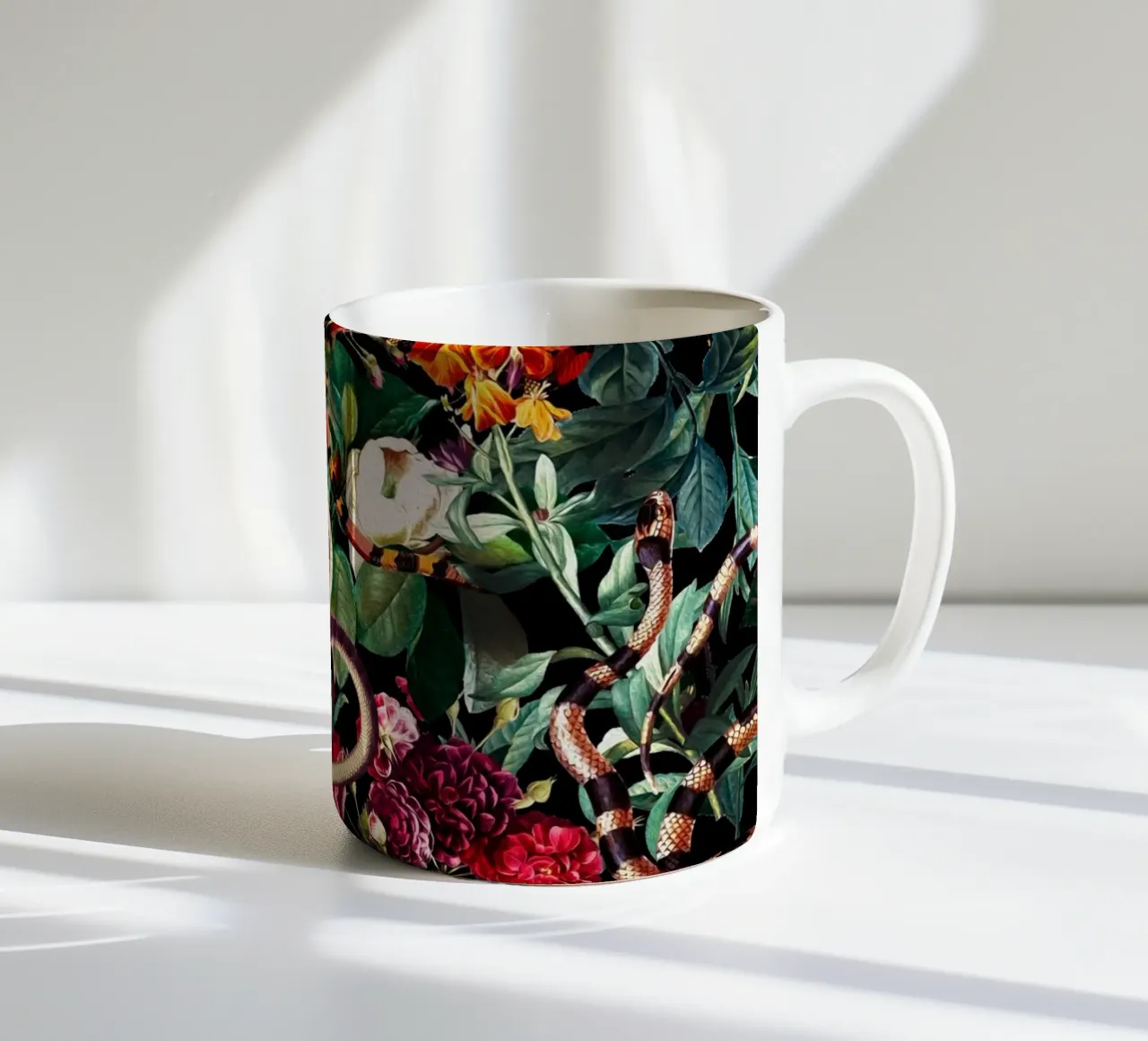 Flowers and Snake Pattern tazza in ceramica da burcukorkmazyurek