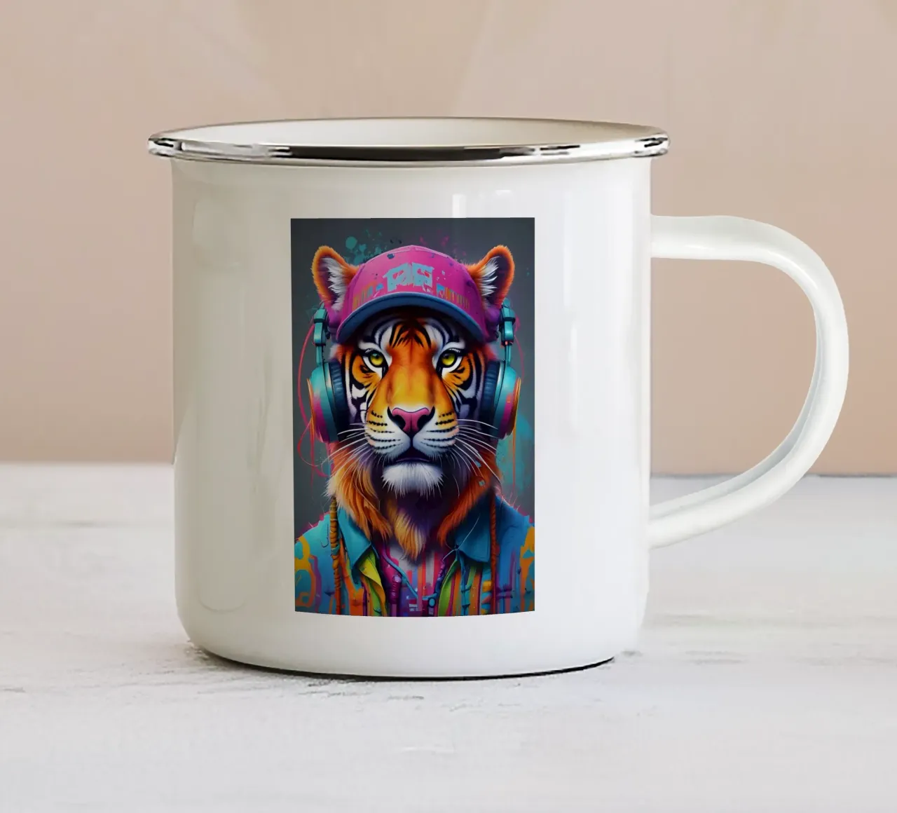 Tigre con berretto e cuffie tazza in smalto da MakArena