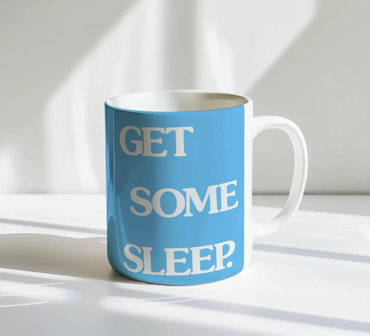 Get Some Sleep - Arte murale tipografica retrò e new wave in grassetto tazza in ceramica da THE MOTIVATED TYPE