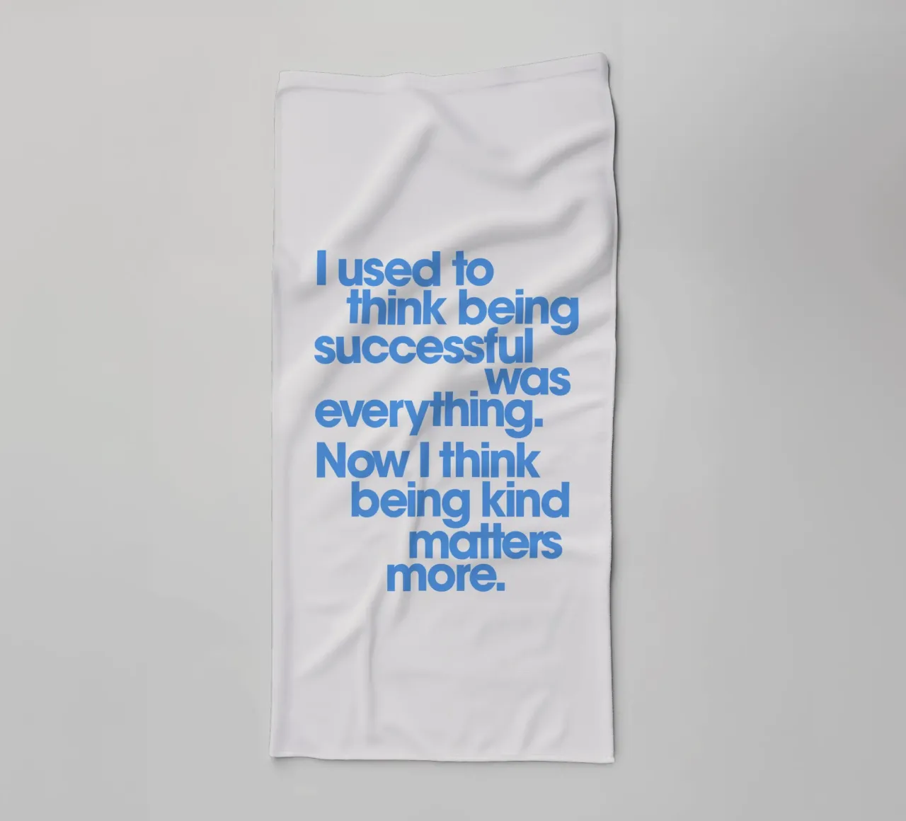 Being Kind Matters More Typography Quote Print in Blue (La gentillesse compte plus) serviette de bain de THE MOTIVATED TYPE