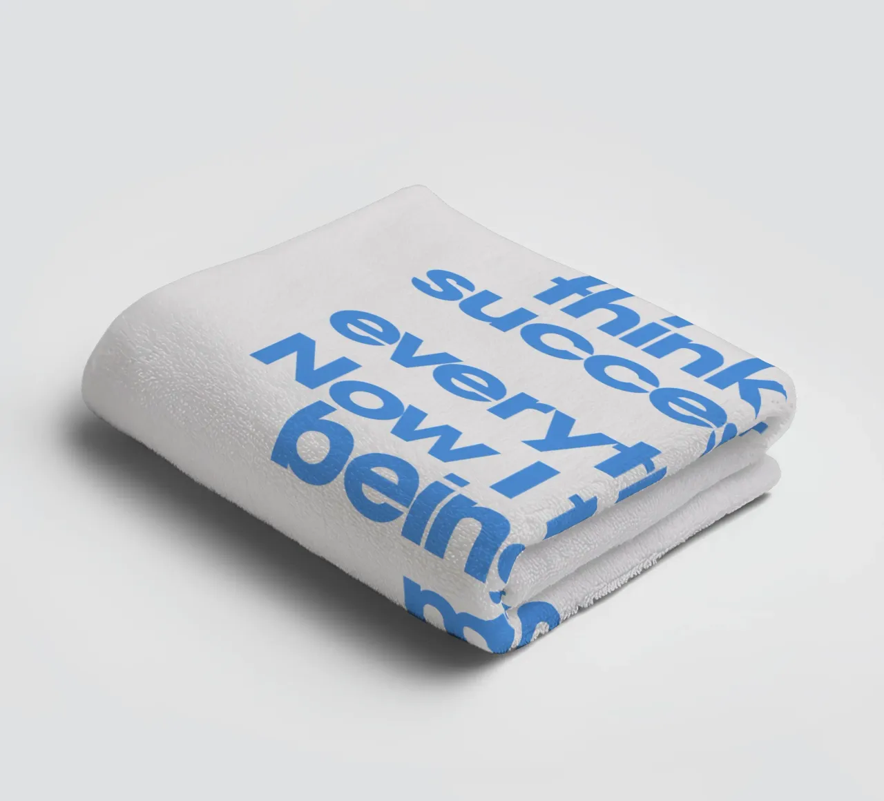 Being Kind Matters More Typography Quote Print in Blue (La gentillesse compte plus) serviette de bain de THE MOTIVATED TYPE