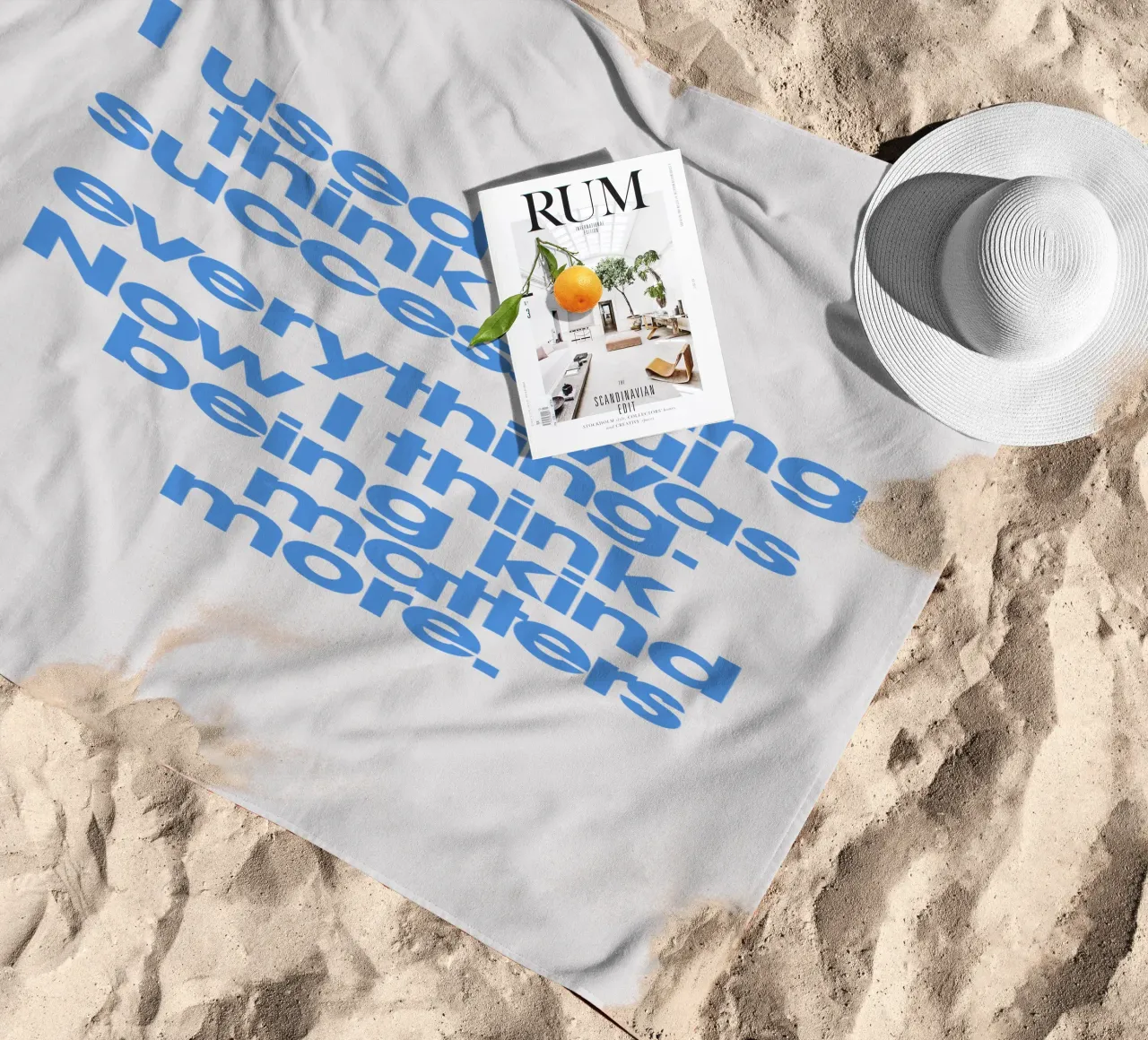 Being Kind Matters More Typography Quote Print in Blue (La gentillesse compte plus) serviette de plage de THE MOTIVATED TYPE