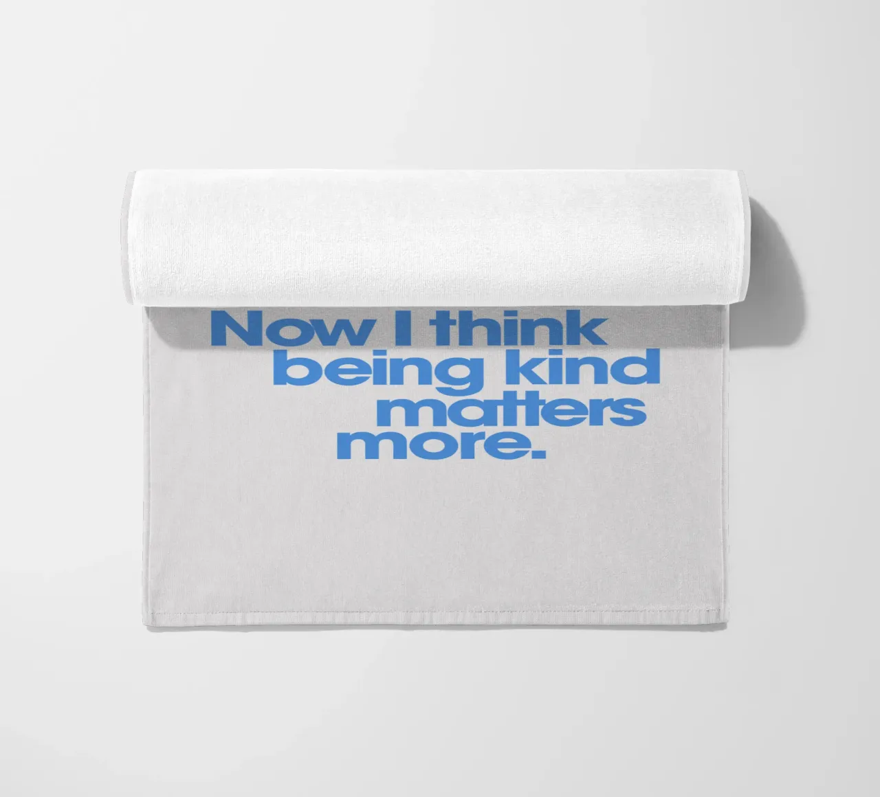 Being Kind Matters More Typography Quote Print in Blue (La gentillesse compte plus) serviette de plage de THE MOTIVATED TYPE