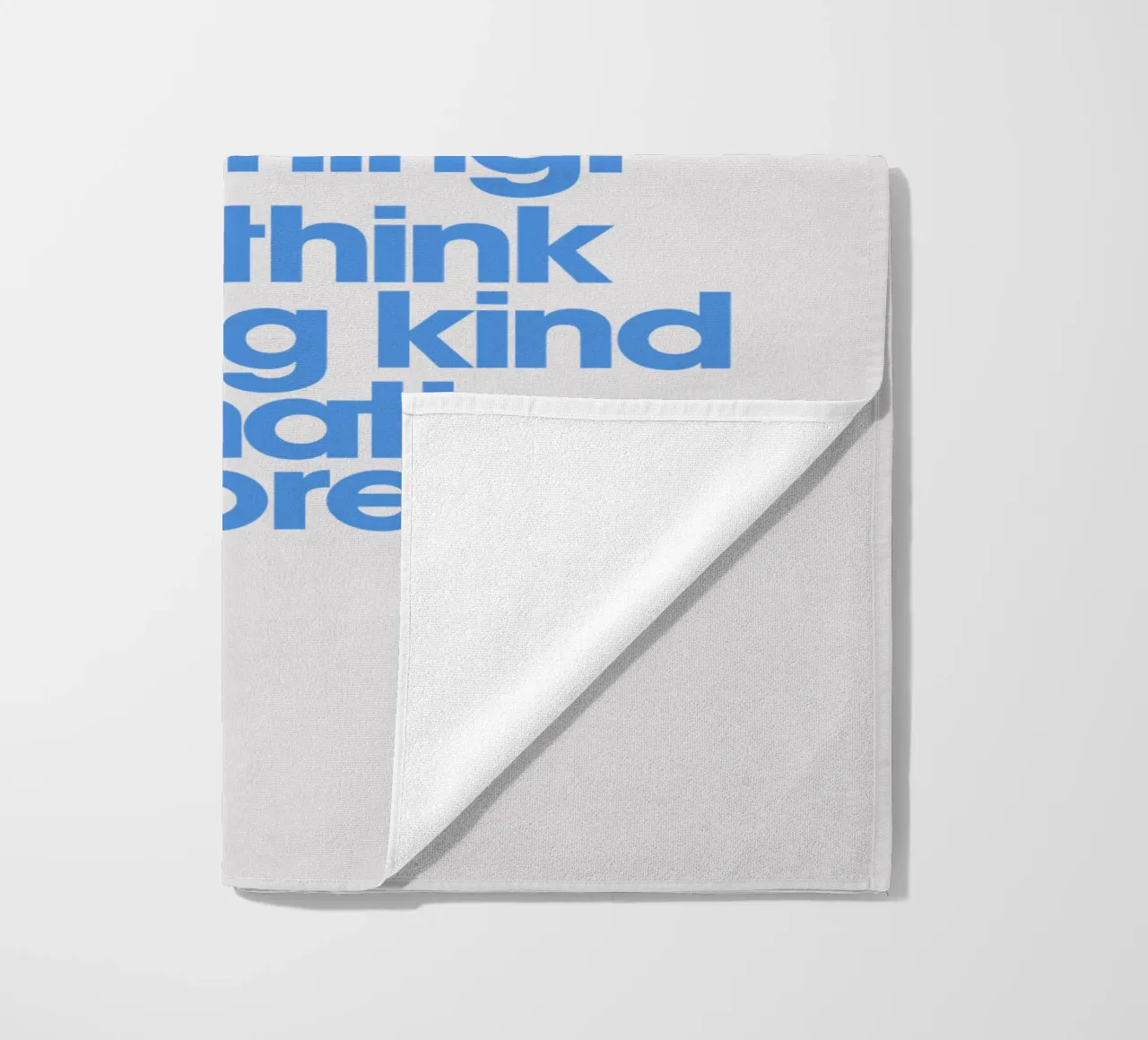 Being Kind Matters More Typography Quote Print in Blue (La gentillesse compte plus) serviette de plage de THE MOTIVATED TYPE