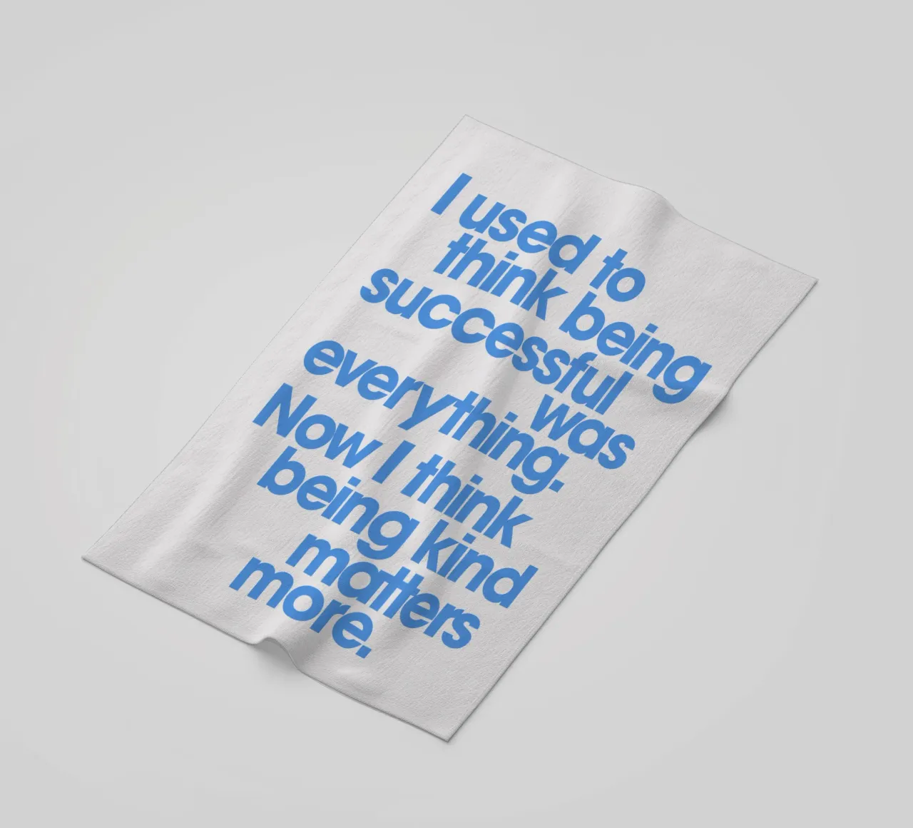 Being Kind Matters More Typography Quote Print in Blue (La gentillesse compte plus) serviette de plage de THE MOTIVATED TYPE