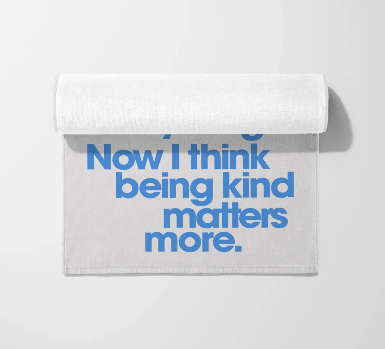 Being Kind Matters More Typography Quote Print in Blue (La gentillesse compte plus) serviette de plage de THE MOTIVATED TYPE