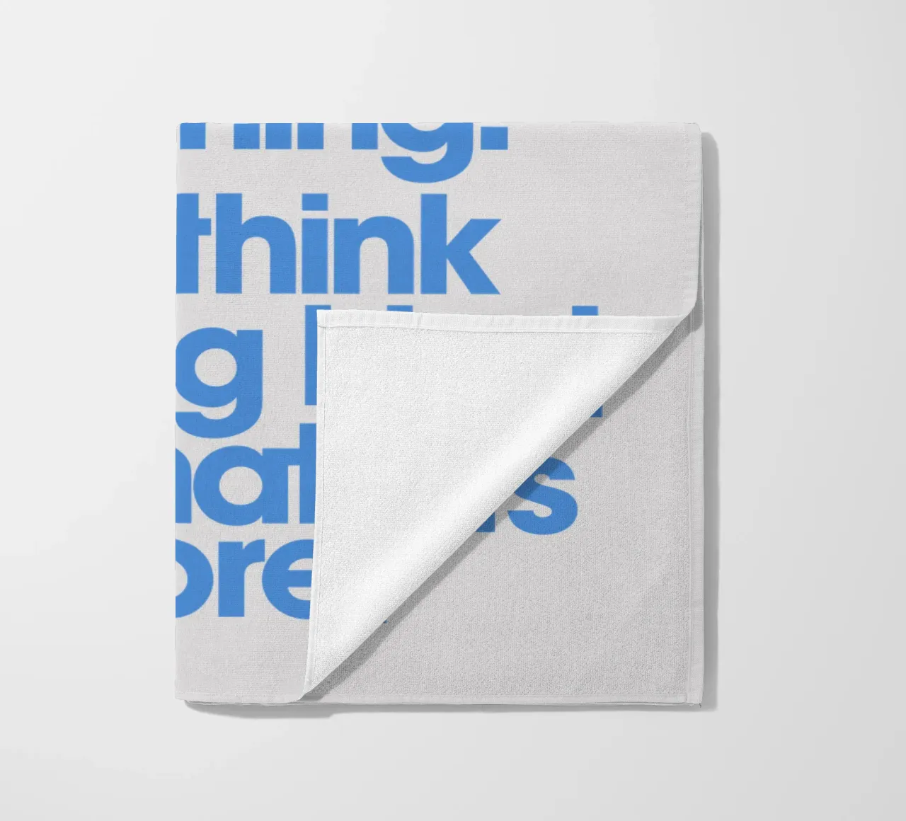 Being Kind Matters More Typography Quote Print in Blue (La gentillesse compte plus) serviette de plage de THE MOTIVATED TYPE