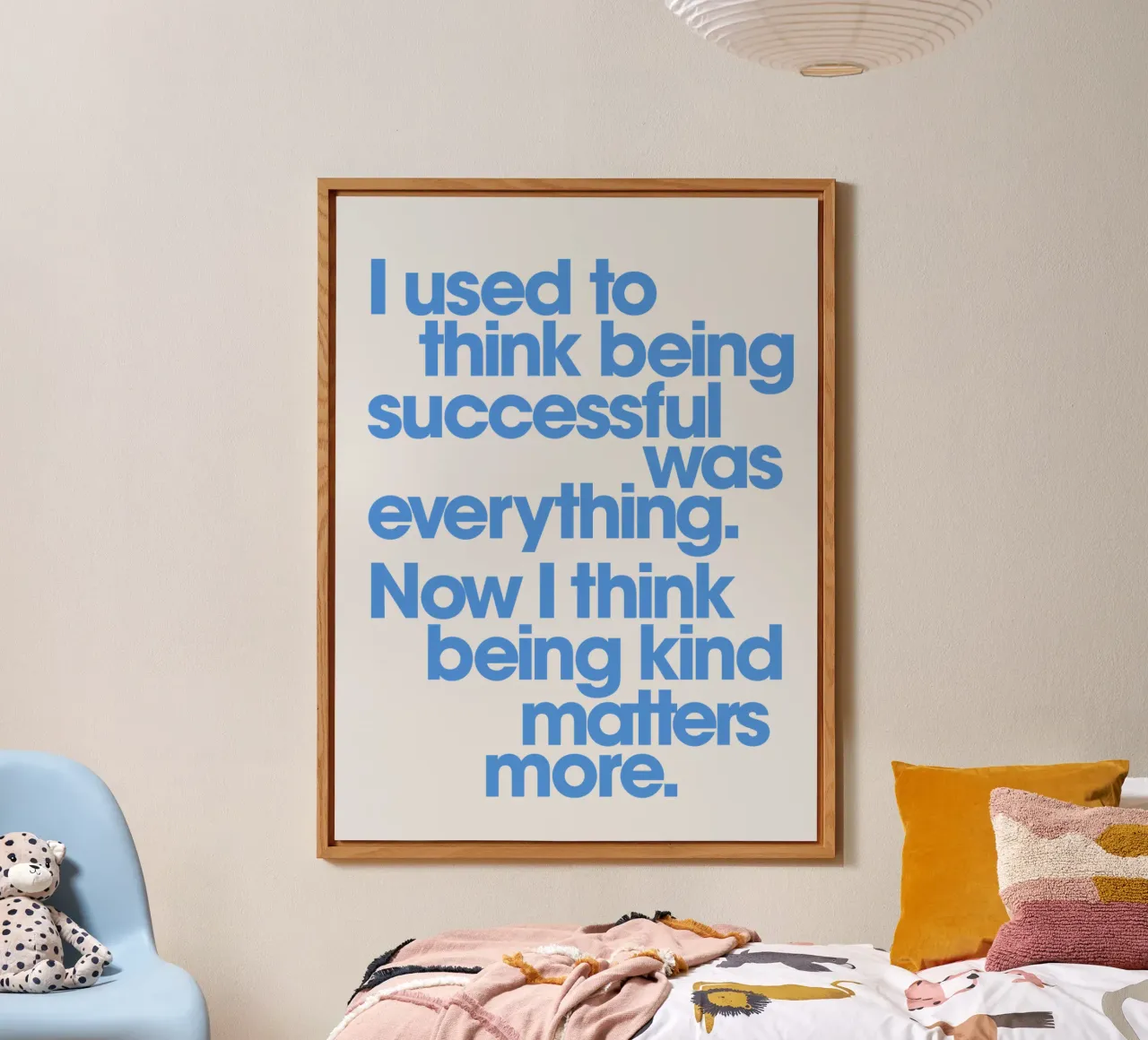 Being Kind Matters More Typography Quote Print in Blue (La gentillesse compte plus) alu dibond de THE MOTIVATED TYPE
