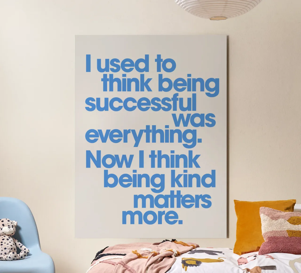Being Kind Matters More Typography Quote Print in Blue (La gentillesse compte plus) alu dibond de THE MOTIVATED TYPE