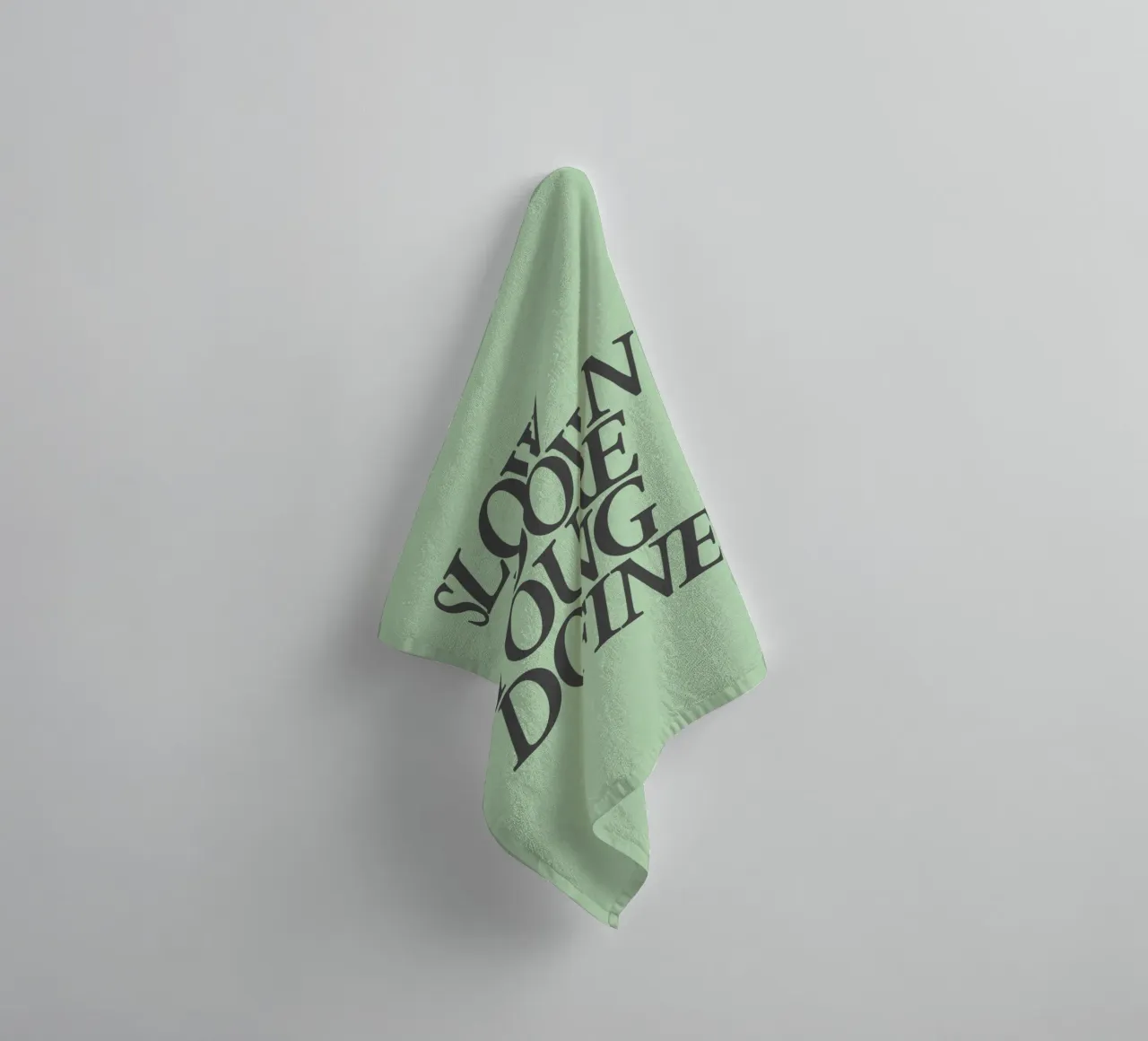 Slow Down You're Doing Fine Calm (Ralentissez, vous vous débrouillez bien) Mint Green Type Print (Impression de type vert menthe) serviette de bain de THE MOTIVATED TYPE
