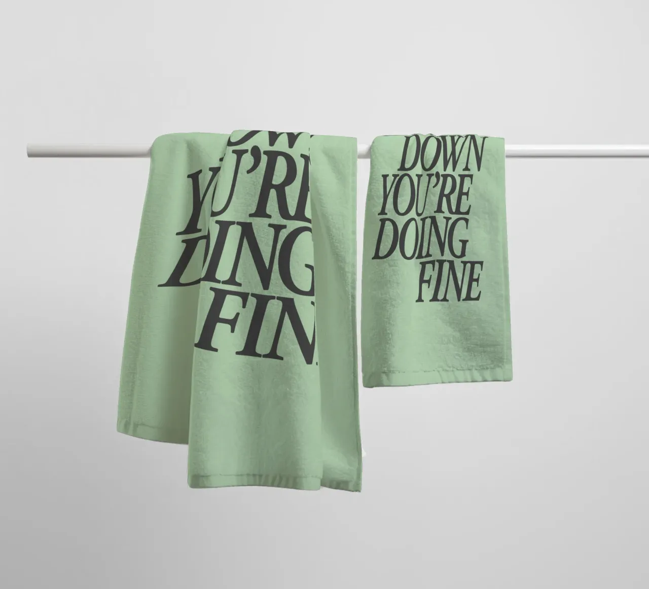 Slow Down You're Doing Fine Calm (Ralentissez, vous vous débrouillez bien) Mint Green Type Print (Impression de type vert menthe) serviette de bain de THE MOTIVATED TYPE