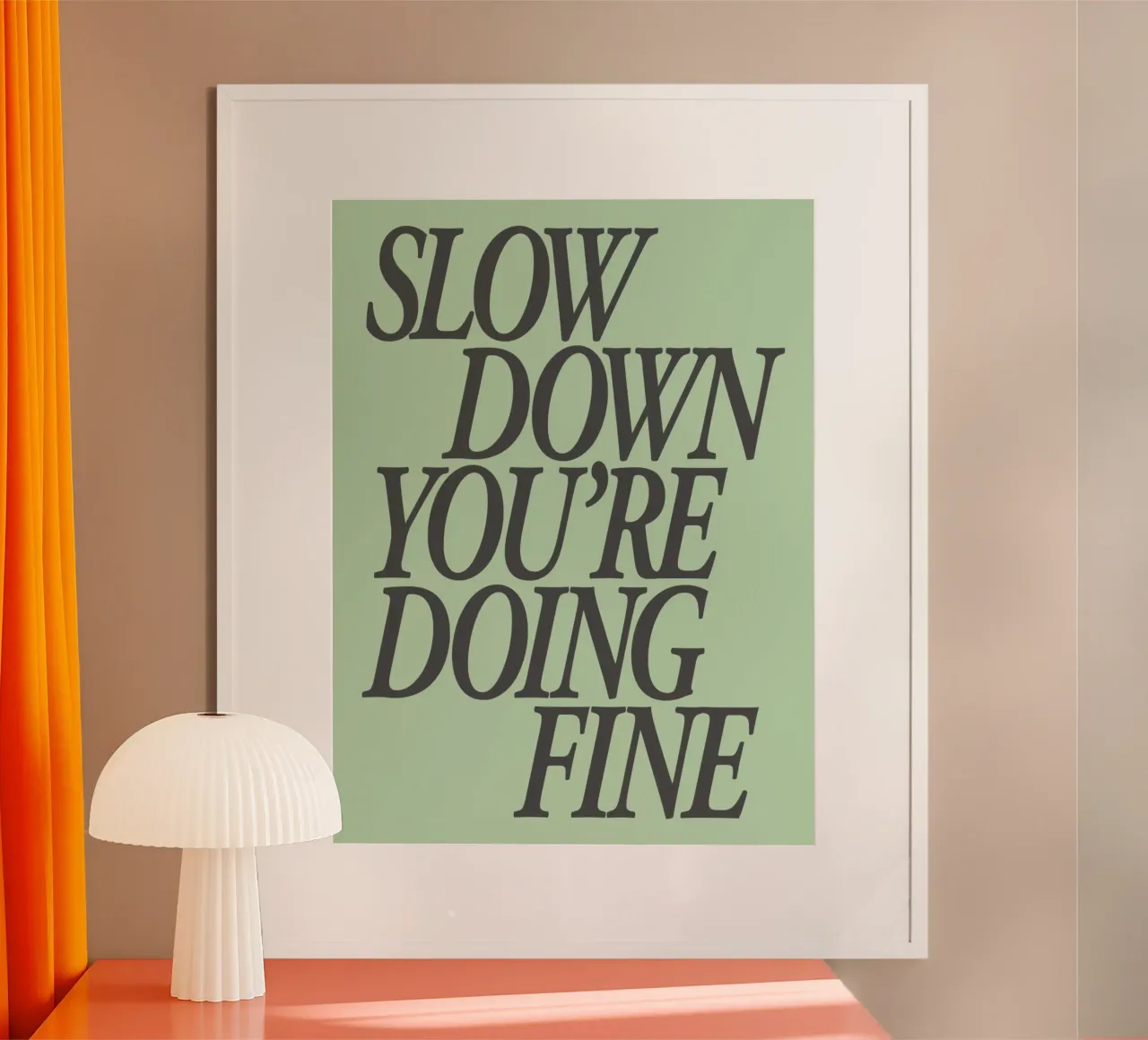 Slow Down You're Doing Fine Calm (Ralentissez, vous vous débrouillez bien) Mint Green Type Print (Impression de type vert menthe) poster avec cadre en bois de THE MOTIVATED TYPE
