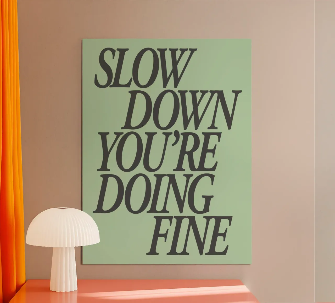 Slow Down You're Doing Fine Calm (Ralentissez, vous vous débrouillez bien) Mint Green Type Print (Impression de type vert menthe) poster avec cadre en bois de THE MOTIVATED TYPE