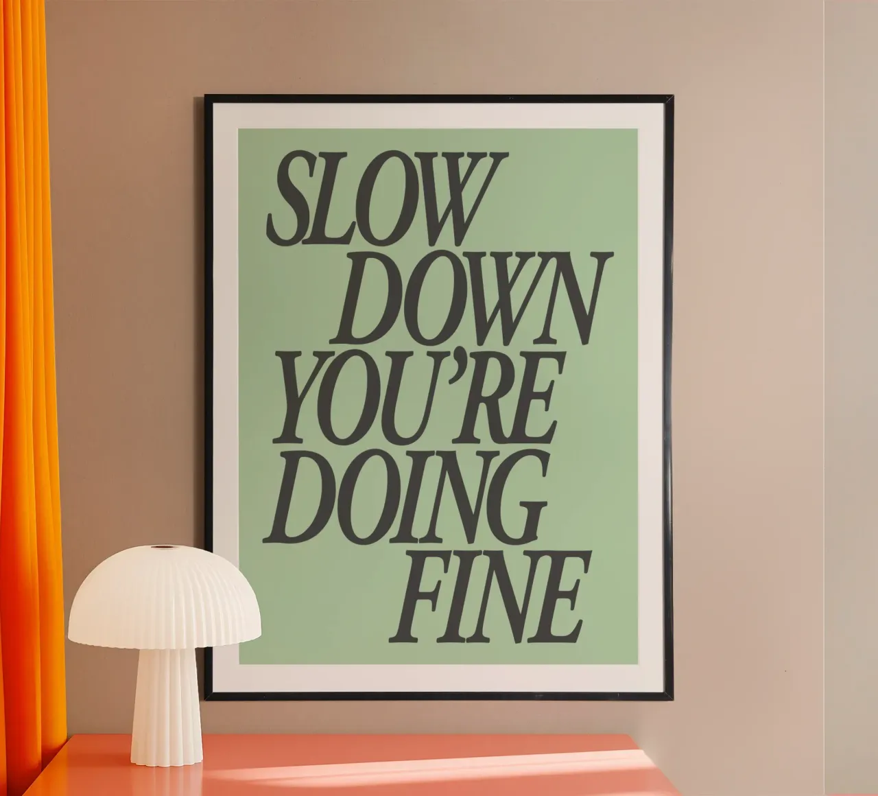 Slow Down You're Doing Fine Calm (Ralentissez, vous vous débrouillez bien) Mint Green Type Print (Impression de type vert menthe) poster avec cadre en bois de THE MOTIVATED TYPE