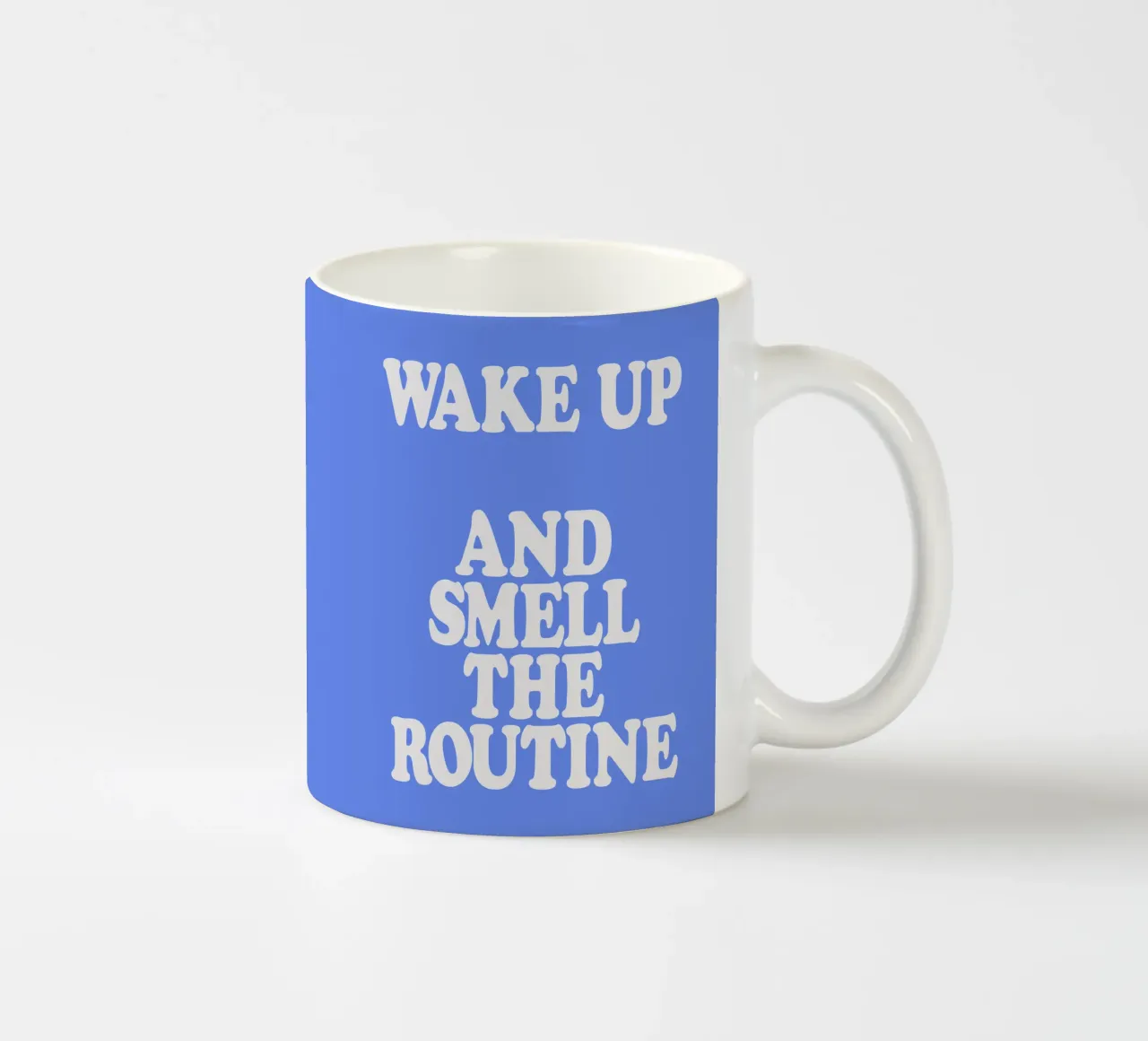 Wake Up and Smell the Routine (réveillez-vous et sentez la routine) Witty Morning Typography Print (Typographie matinale pleine d'esprit) mug en céramique de THE MOTIVATED TYPE