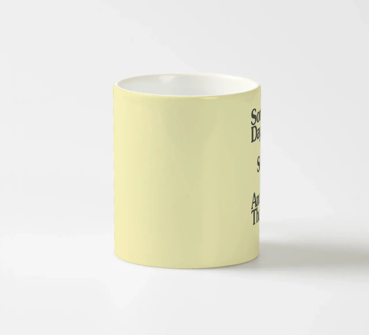 Alcuni giorni servono solo per sopravvivere, e questo è sufficiente. tazza in ceramica da THE MOTIVATED TYPE