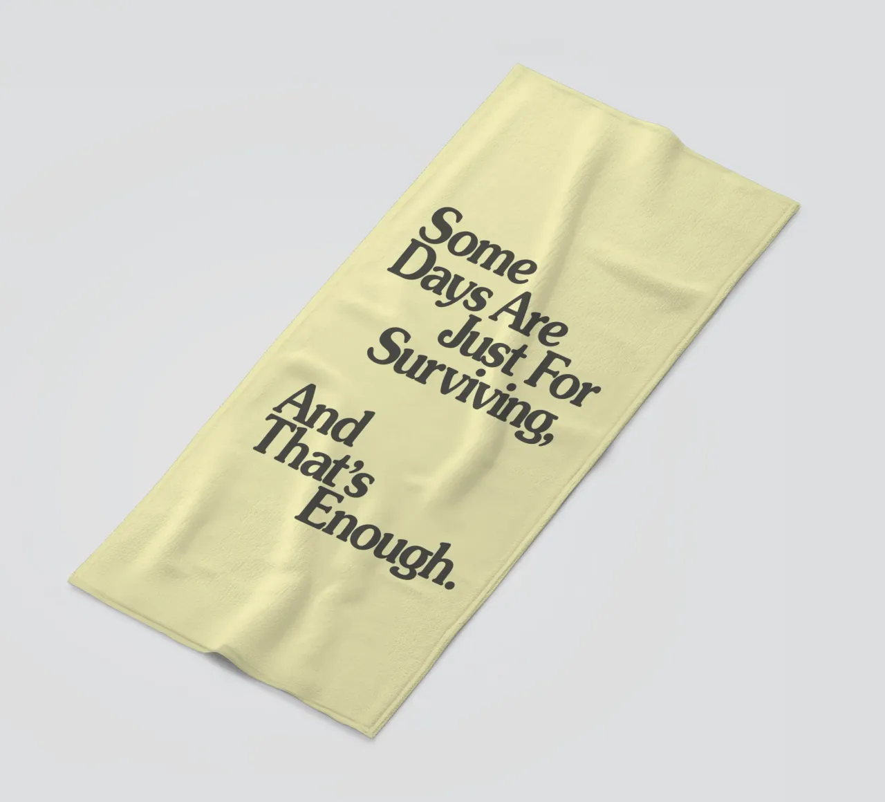 Alcuni giorni servono solo per sopravvivere, e questo è sufficiente. telo mare da THE MOTIVATED TYPE